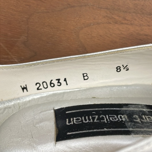 Vintage Stuart Weitzman classic silver leather pumps marked size 8.5 - Picture 3 of 9
